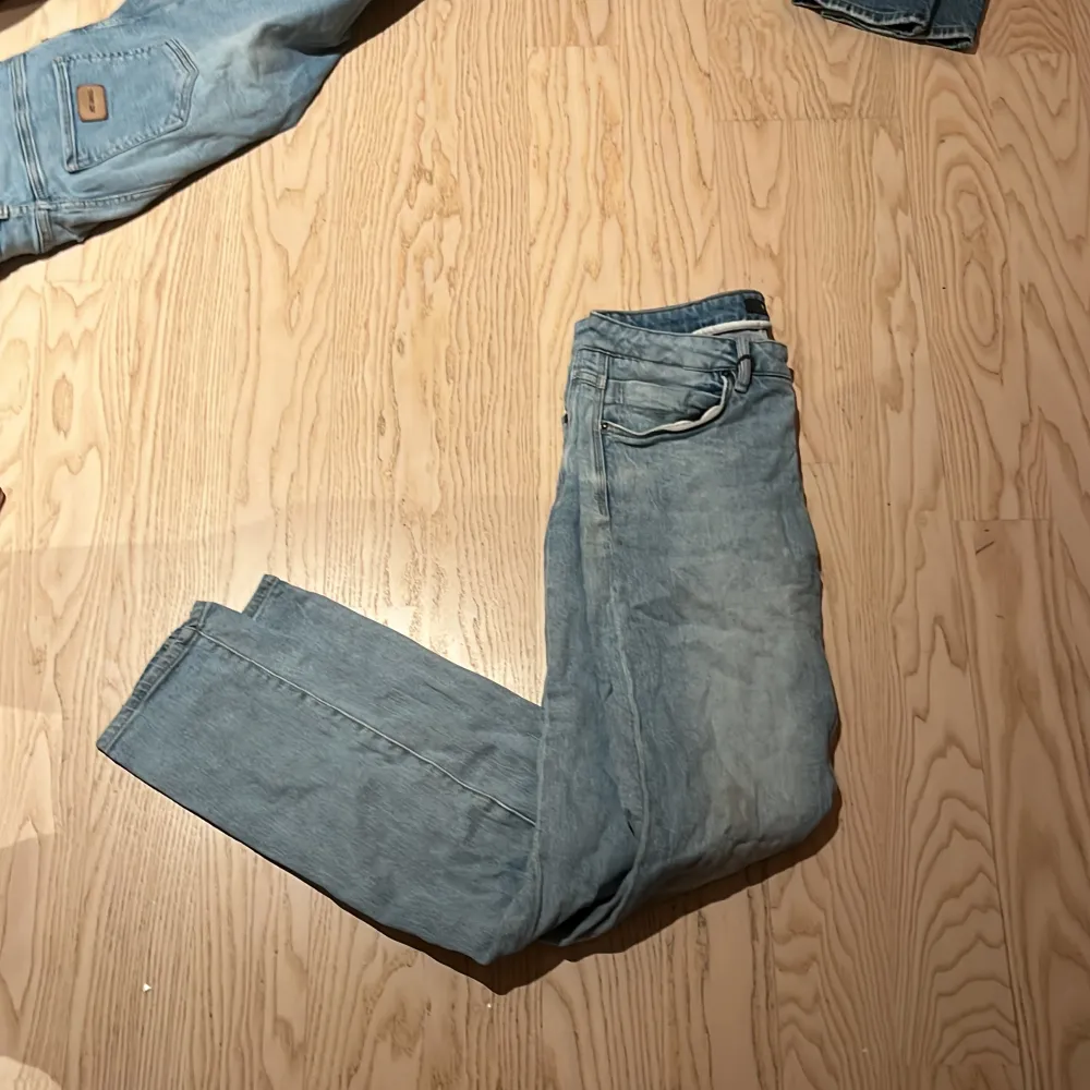 Skick 6/10 ett pytte litet hål vi bakfickan men inget man tänker på vid användning. Jeans & Byxor.