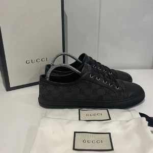 Gucci skor - Säljes då dom inte kommer till andvänding. Riktigt feta skor om du inte nöjer dig med lavins!