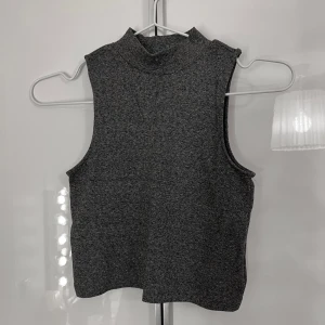 Grå topp strl S - Grå topp i storlek S i väldigt fint skick🌸