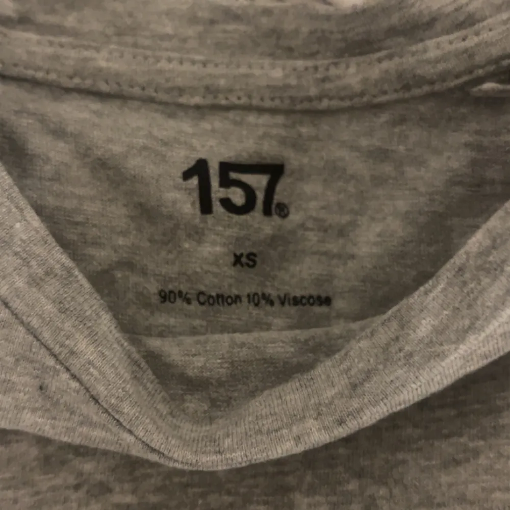 En enkel grå t-shirt från lager 157. Har lagt upp tre annonser då jag säljer tre likadana. Har tillräckligt många som inte kommer till användning därav säjer jag dom. Alla är i storlek Xs. T-shirts.