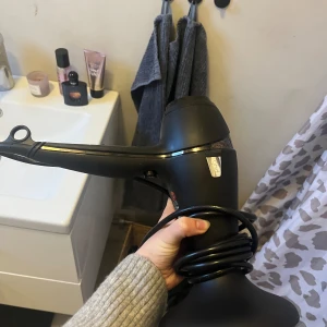 hårfön från GHD - Använd 3-5 ggr säljer då jag inte har användning av den. Köpte för 1100kr men kan sälja för 500