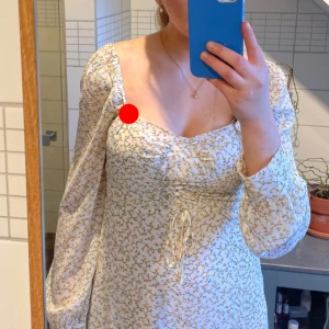 Adoore klänning - Blommig klänning från adoore. Endast använd en gång dock är den lite insydd vid vänstra armen. Där de är en röd prick på bilden. Perfekt till sommaren😊💗