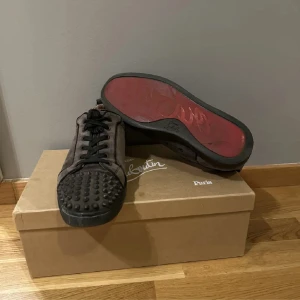 Louboutin skor grå - Tja jag säljer nu mina gråa Louboutin skor , med få defekter . En nit har ramlat av, men kan lösas . De är givetvis äkta, kan legitcheckas vid köp . Hör av er vid frågor eller funderingar 😁