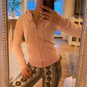 Rosa Juicy couture jacka - Äkta Ljus Rosa Juicy Couture jacka. Aldrig använd. Jag säljer pga att den är för lite och köptes på rea så det inte gick att reklamera. Ordinarie pris: 1300kr men jag säljer för mer än hälften av priset. Kontakta vid frågor💘💘💘