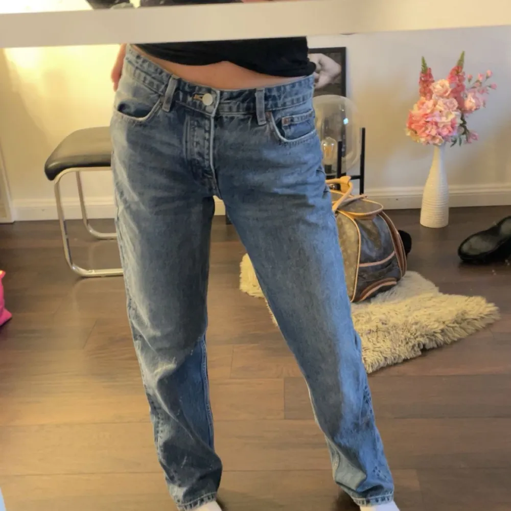 Zara jeans, supersköna men kmr inte till användning längre, ett litet hål på knät så kan gärna förhandla ner i pris💘💘. Jeans & Byxor.