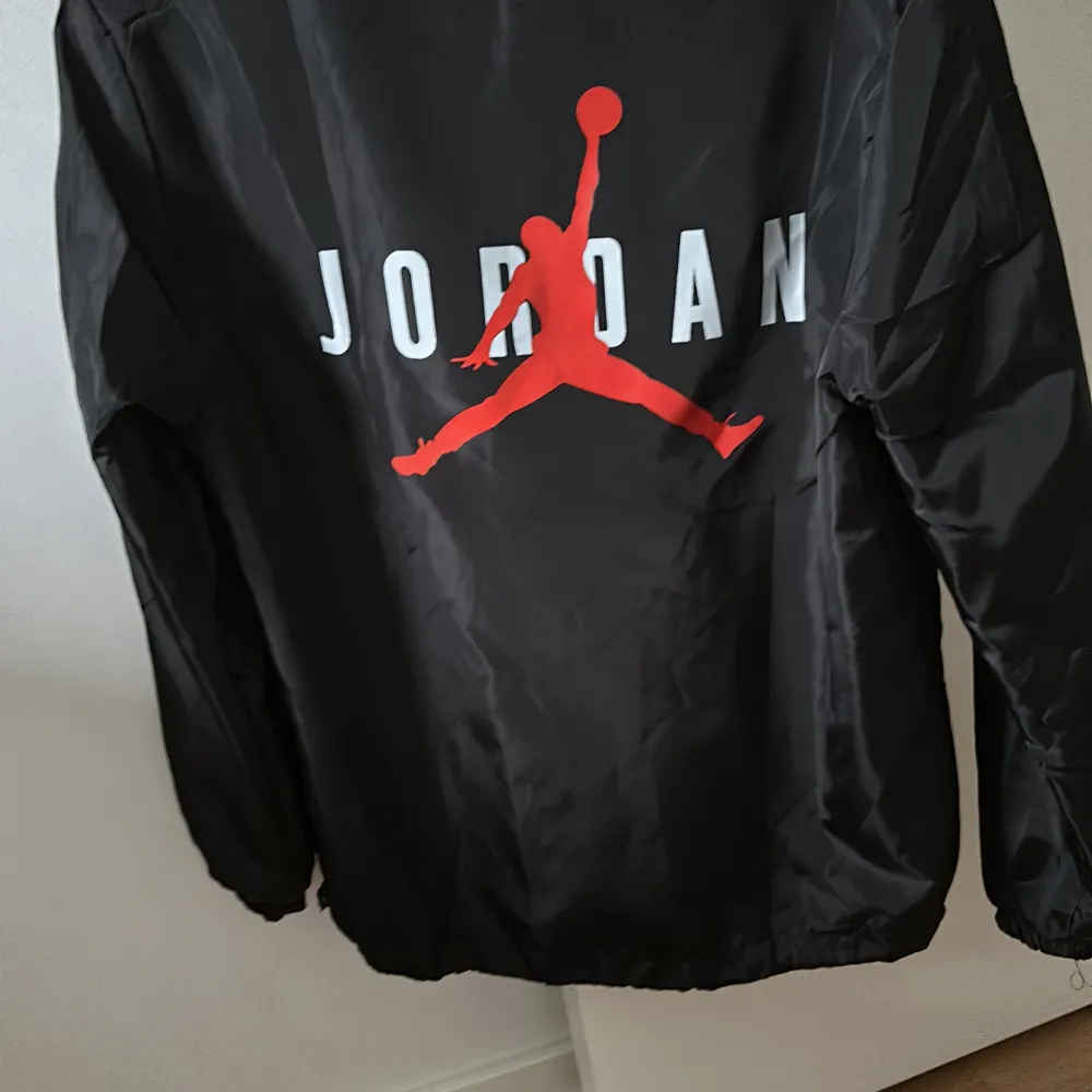 Säljer min Jordan jacka som är liten för mig. Använd ett fåtal gånger och är i perfekt skick. Strl M. Jackor.