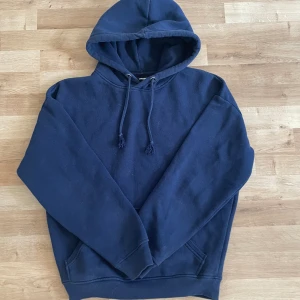 Hoddie - Säljer denna marinblåa hoddie från bikbok  Storlek XS 100kr Pris kan sänkas vid snabb affär