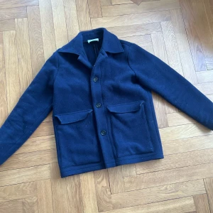 Sefr jacka - Mörkblå sefr jacka i nyskick cond 10/10 använd en gång! Perfekt för hösten