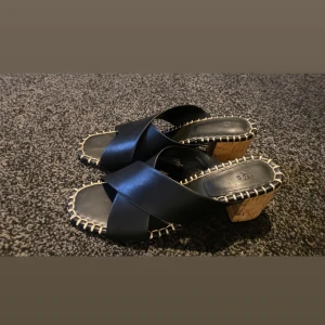 Klackskor🍾👡 - Säljer den för att den kommer inte till användning, dom hade passat bra nu inför sommaren eller utomland. strl 39 men passar också som 38🎀🤍 Som ny har använt 1 gång