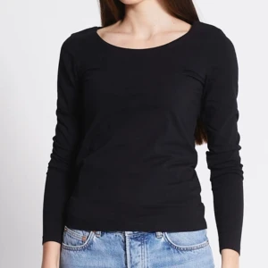 Svart långärmad tröja  - Svart långärmad tröja från lager 157. Bra skick. PRIS KAN DISKUTERAS!