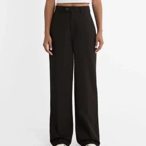 Kostymbyxor (stradivarius) - Kostymbyxor från stradivarius, helt oanvända (prislappen på). Säljer pga att de var för stora på mig. Strl 34, regular length. Nypris: 329kr Mitt pris: 250 + frakt