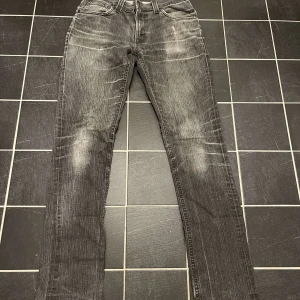 Nudie jeans - Ett par riktigt feta grå slim fit nudie jeans. | Nypris 1600kr | Vårat pris endast 499kr | Skick 9/10 grymt skick | Hör av er dig vid frågor!🔔