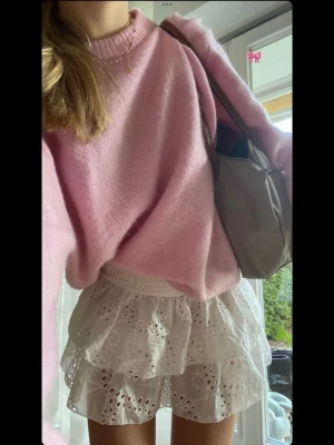 Rosa stickad tröja  - Säljer en superfin rosa stickad tröja (färgen syns på bild 2)🌸 helt oanvänd, väldigt lätt att vika upp ärmarna så den blir trekvarts (se bild 3)