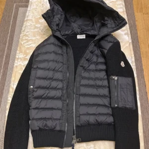 Moncler cardigan  - Riktigt snygg moncler cardigan, fint skick, äktenhet kan bevisas, ytterligare frågor så är det bara att fråga. (Pris kan diskuteras)