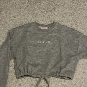 Tröja juicy - En kort  juicy couture tröja xs. Den har snören längst ner som gör den Justerbar vid magen hur tight den ska sitta. Ej använd, helt ny. 