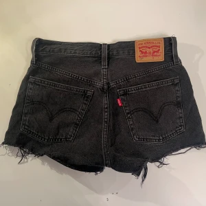 Levisshorts - Perfekta levis 501 shorts till sommaren!! Midjemåttet är 35 cm rakt över
