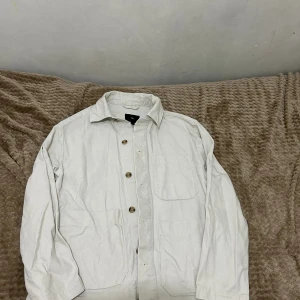 Overshirt Bomull - Jag säljer den här tröjan då den endast användes 1 gång på studentskiva. Klädesplagget sitter bra mot armarna och är i bekväm passform. 