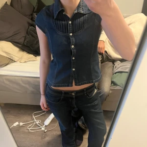 Denim topp - Intressekoll på min snyggaste topp någonsin. Älskar!! Jätte snygg jeans topp med detaljer och knappar. Är tyvärr lite lite förliten för mig och funderar därför att sälja