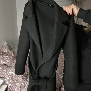 Kappa Veromoda - säljer nu min långa svarta kappa ifrån veromoda i storlek S💙🩷💕❤️💙