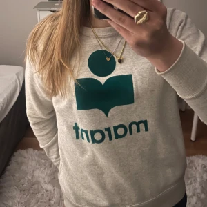 Isabel Marant tröja  - Säljer min gråa Isabel Marant tröja med mörkt grönt märke 💚 Inga skador, super fin!!😇 Köpare står för frakt, är många intresserade blir det budgivning 💕
