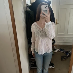 Vit blus - En vit blus från veromoda. Köpt för 150kr och är i stl S❤️ super fin till sommaren passar till allt. 