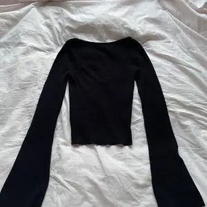 Säljer denna gulliga svarta ribbade tröjan med öppen rygg💕Köpt för ca 200, aldrig använd!