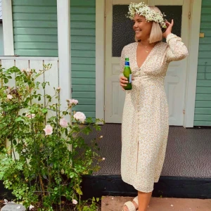 Adoore Paris klänning  - (Lånade bilder) Säljer denna helt nya & oanvända Adoore klänning i populära modellen Paris, i färgen Lemon. Alla ettiketter finns kvar. Verkligen en drömklänning med väldigt fin passform! Nypris 1495kr - mitt pris 1200kr, jag bjuder på frakten ☺️✨