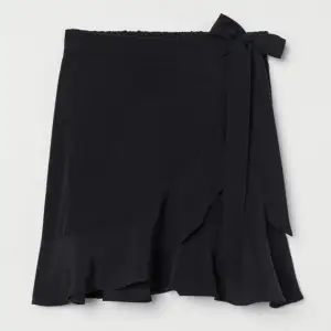 Söt svart kjol med volang, omlott så storleken är justerbar🤍fint skick