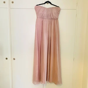 Balklänning  - Axelbandslös långklänning från Gina tricot  Använd en gång  Nyskick 