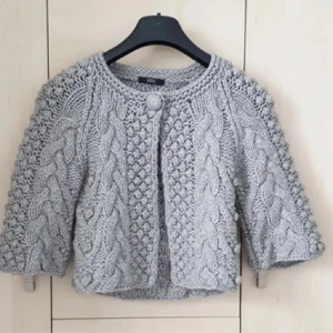 Söt bolero - Super fin stickad grå bolero, obs den är mer grå i verkligen!🤍