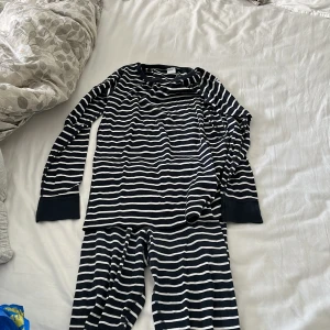 Polen och pyret pyjamas  - Polen och pyret pyjamas Nyskick  Aldrig använt 