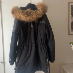 Vinterjacka  - Superfin vinterjacka från märket horspist  Den är knappt använd  Det är storlek s men är stor i storleken & pälsen är äkta  Pris kan diskuteras vid snabb affär :)