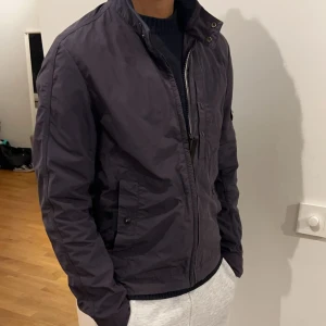 Stone island jacka - En skitsnygg vårjacka från Stone island köpt i London. Står ingen storlek men sitter som xs/s, defekter finns på tredje bilden! Kontakta om frågor!