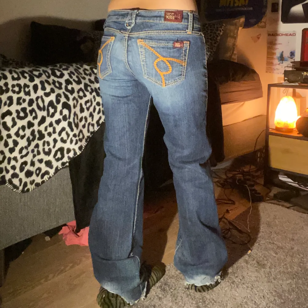 Lågmidjade bootcut jeans från hotkiss💝 Köpta på beyond retro🙏. Jeans & Byxor.
