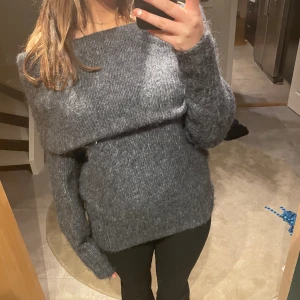 HM TRÖJA - Populär HM tröja. Super fin, köpt här på plick, fint skick. Hör av er vid frågor💗