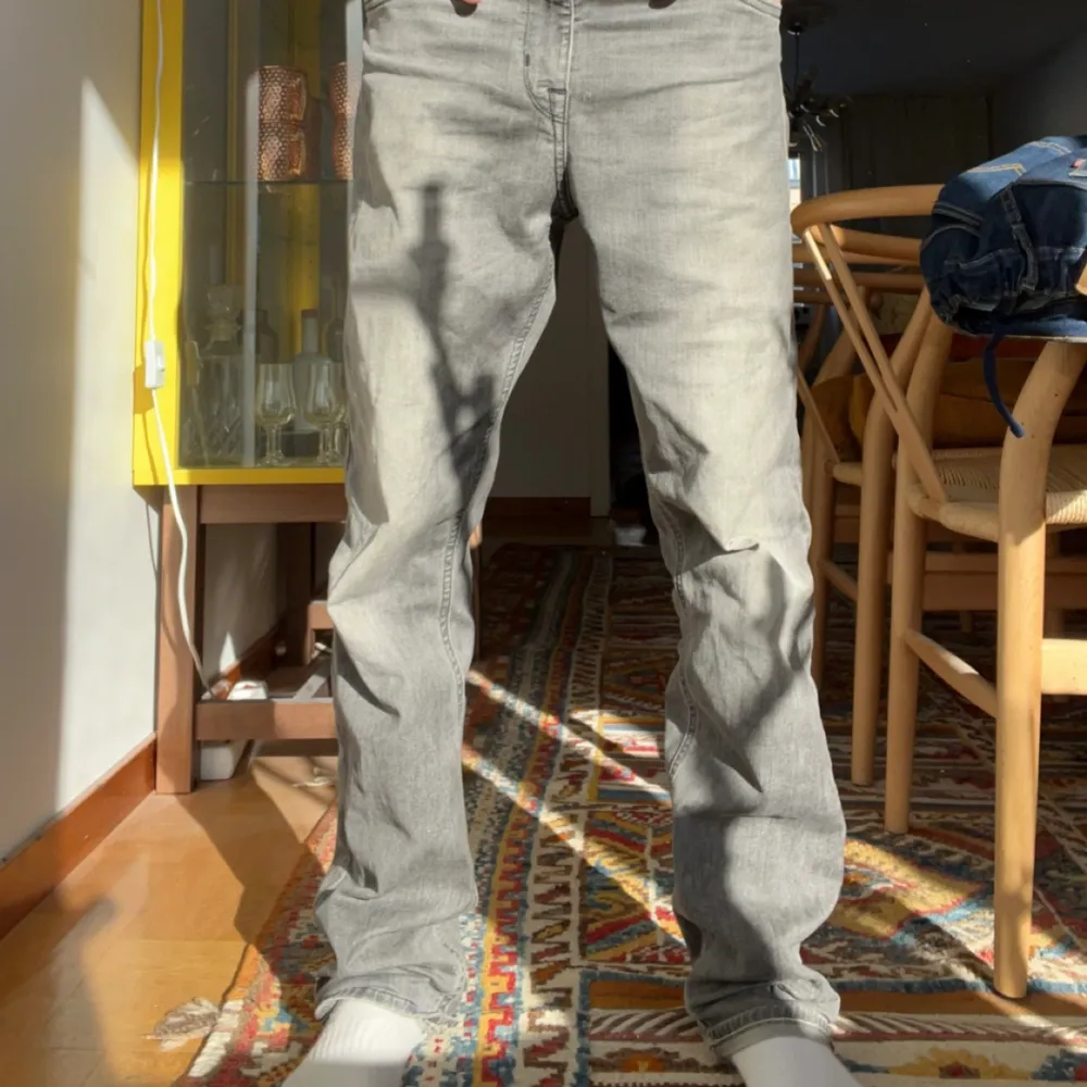 Ett par gråa replay Thad jeans som passar nästan allt . Jeans & Byxor.