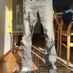 Ett par gråa replay Thad jeans som passar nästan allt 