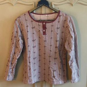 Randig Tröja - Vit- och lilarandig tröja. Saknar storlek men skulle säga att den passar M-XL beroende på hur en vill att den ska sitta. Så fin och i bra skick men säljer för att den tyvärr inte kommer till användning. Hör gärna av dig om du har några frågor! 