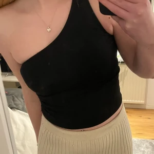 Svart linne  - Säljer denna svarta fina topp. Använt fåtal gånger💗💘