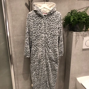 Hunkemöller onesie / OnePiece  - Superfin mysdress från Hunkemöller i storlek S.  Varm och mjuk fleece över hela dressen både utanpå och inuti.  Fickor vid höfterna.  Använd bara någon enstaka gång så i princip i nyskick.🩷 Slutsåld! Hör av er vid frågor eller mer bilder🫶🏼