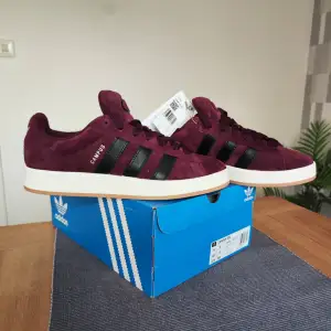 Adidas Campus 00s i storlek 43 1/3 . Helt nya oanvända, inköpta 10 mars, kvitto finns.  Säljer eftersom de var för stora .