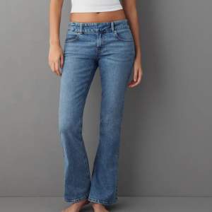Blåa lågmidjade jeans från Gina tricot med snygg skärp detalj😍 Sällan använda så i nyskick, nypris 500kr och de är slutsålda🥰