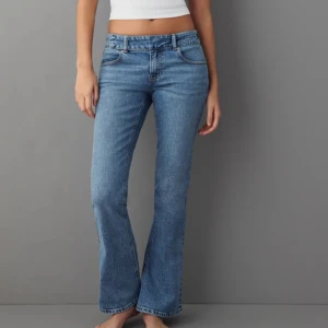 Blåa jeans💙 - Blåa lågmidjade jeans från Gina tricot med snygg skärp detalj😍 Sällan använda så i nyskick, nypris 500kr och de är slutsålda🥰