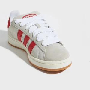 Adidas campus 00s - Helt oanvända adidas campus💕skulle säga att de är lite små i storleken . Skriv för fler bilder