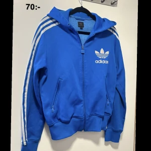 Kofta - Kofta/hoodie från adidas. Storlek 40 men är nog köpt på barnavdelningen. Skulle säga att den sitter som en xs på mig