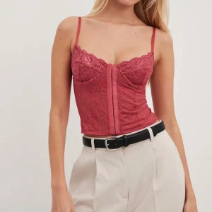 Korsett topp - En jätte fin mörk rosa korsett topp från nakd passar jätte bra till fest! 👍🏼