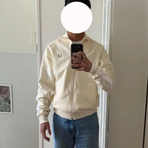 Fred Perry tröja - Skön träningströja från Fred Perry som är köpt på Kennedies. Priset går att diskutera.