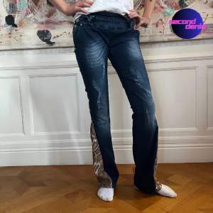 REWORKED: Mörkblå lågmidjade jeans med ormskinns jeansdetaljer. Innerbenslängd 82 cm. Midjemått 82 cm. Modellen är 170🩵