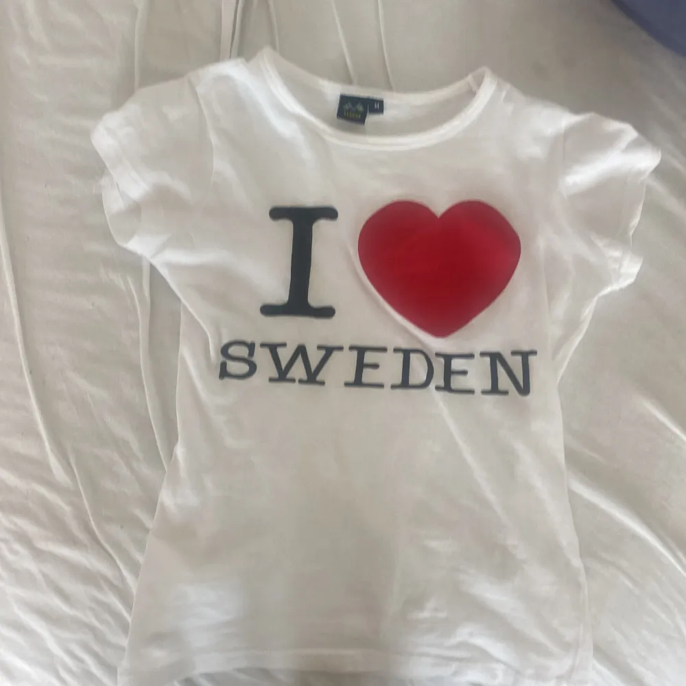 En i love Sweden t shirt skulle säga att den är rätt liten för att vara i storleken så skulle sagt xxs-xs säljer pågrund av att den sitter för tajt på mig lite genomskinlig 🩷annars supersnygg på. T-shirts.