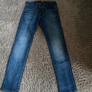 Snygga jeans från Jack and Jones. Skick 10/10 använda en gång. Säljer för jeansen är lite för små för mig. Storleken är 27 30
